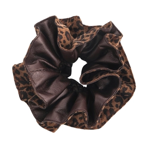Chouchou en velours léopard et similicuir marron avec design plissé à couches