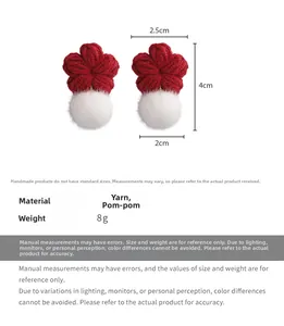 Détail montrant les dimensions des boucles d'oreilles fleurs tricotées bordeaux