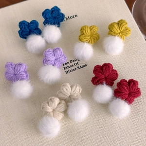 Boucles d'oreilles fleurs tricotées à la main avec pompons en cinq couleurs assorties