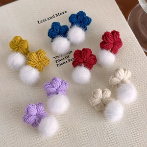 Boucles d'oreilles fleurs en tricot colorées avec pompons blancs pour l'automne hiver
