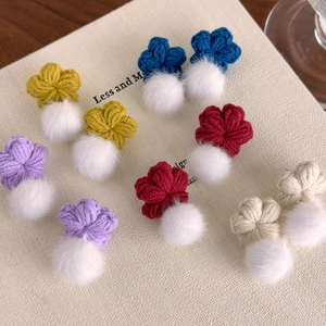 Détails de boucles d'oreilles fleurs tricotées avec pompons en cinq coloris variés
