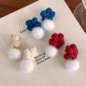 Boucles d'oreilles fleurs tricotées à la main avec pompons en peluche bleus et rouges