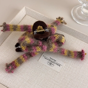 Vue détaillée de la pince à cheveux papillon en tricot avec texture de fil coloré