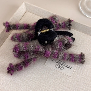 Détail du clip à cheveux en tricot rayé violet et gris avec nœud élégant d'hiver