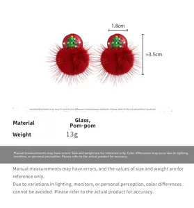 Details von Weihnachts-Ohrringen mit roten Bommeln und grünen Weihnachtsbaum-Anhängern