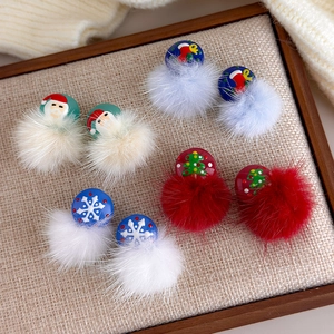 Weihnachtliche Plüschohrringe mit Weihnachtsmann-, Baum- und Schneeflocken-Design