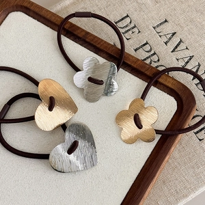 Élastiques à cheveux avec pendentifs cœur et fleur en métal brossé or et argent sur bois
