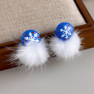 Details von Weihnachtsbaum Ohrringen mit weißen Schneeflocken und weichen Plüschkugeln
