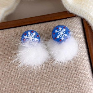 Detail von Weihnachts-Schneeflockenohrringen mit weißen Plüschkugeln und blauem Emaille