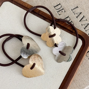 Élastiques à cheveux avec breloques cœur et fleur en métal brossé sur plateau bois