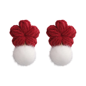 Boucles d'oreilles fleur tricotée rouge et pompon blanc en peluche pour l'automne-hiver