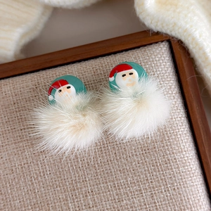 Makroansicht der Weihnachts-Ohrstecker mit grünem Emaille und cremefarbenen Pompon