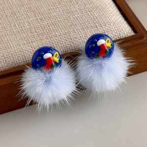 Detail der Weihnachts-Ohrringe mit blauem Harzsockel, Sockenmuster und Plüsch-Fellball