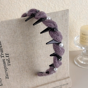 Dettaglio fascia in maglia viola con accenti di perle e ciondoli in strass neri
