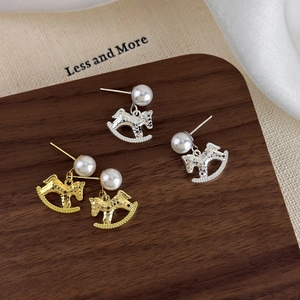 Elegant rocking horse earrings with pearls and hammered metal charms in gold and silver finish