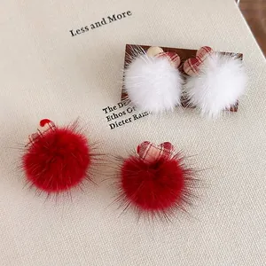 Boucles d'oreilles cœur en tissu et pompon en peluche aux motifs à carreaux rouges et blancs