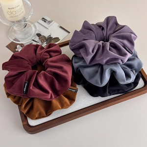 Chouchous en velours côtelé chic en cinq couleurs d'automne sur plateau en bois