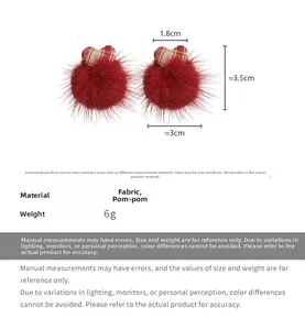 Vue détaillée de boucles d'oreilles cœur en tissu rouge avec dimensions précises