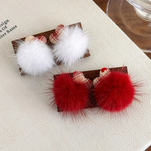 Vue détaillée des barrettes en peluche douce avec des motifs de cœurs en tissu à carreaux