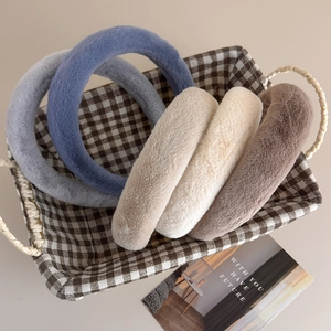 Serre-têtes larges d'hiver en fausse fourrure de lapin aux tons doux pour un style élégant