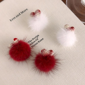 Lot de 4 barrettes à pompons en peluche avec motifs de cœurs à carreaux rouges