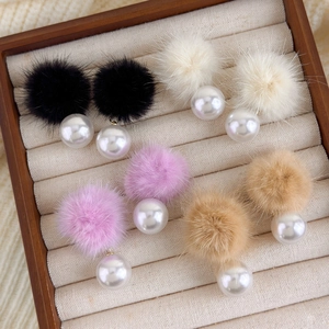 Flauschige Pompom- und Perlenohrringe für Damen in vier eleganten Winterfarben
