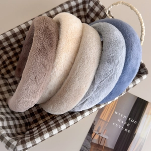 Serre-têtes larges en fausse fourrure pelucheuse aux couleurs d'automne dans un panier