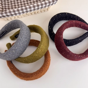 Detailed texture of thick tweed headbands with gold metallic yarn in five colors