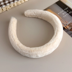 Gros plan sur le bandeau en fausse fourrure de lapin blanc crème avec texture pelucheuse