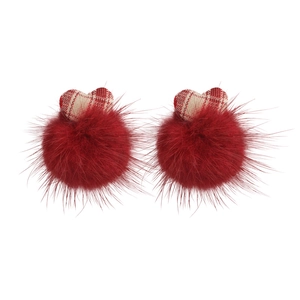 Boucles d'oreilles cœur à carreaux rouges avec pompon en fausse fourrure douce