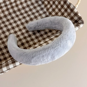 Gros plan sur un bandeau gris en peluche douce imitation fourrure de lapin pour hiver