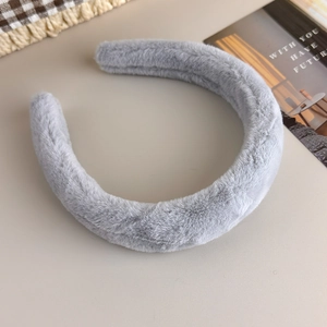 Détail du serre-tête en fausse fourrure de lapin gris clair avec texture pelucheuse