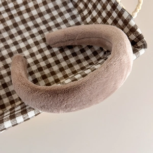 Détail du serre-tête en fausse fourrure de lapin marron clair au design épais et doux