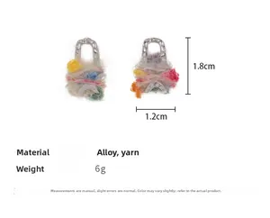 Détail de boucles d'oreilles en fil tricoté coloré et alliage, taille 1,8cm x 1,2cm