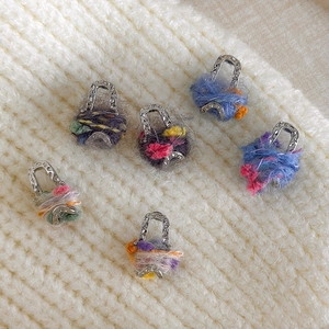 Détail de six boucles d'oreilles mini sac faites main avec fil mohair multicolore