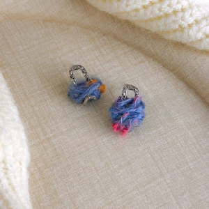 Détails de boucles d'oreilles en fil arc-en-ciel avec clips métalliques argentés