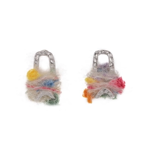 Boucles d'oreilles serrure en argent avec laine arc-en-ciel et texture martelée