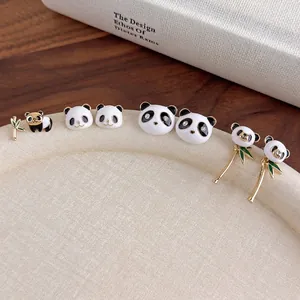 Set di orecchini a forma di panda e bambù dorati con smalto e piccoli cristalli