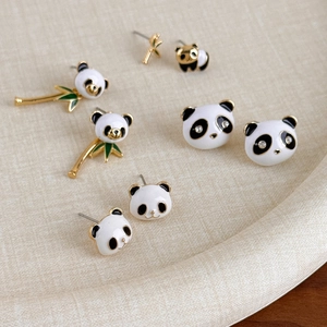 Orecchini a perno con panda e bambù in smalto su vassoio in tessuto beige neutro