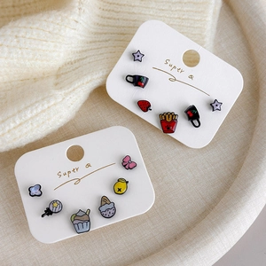 Joli ensemble de boucles d'oreilles dessin animé avec frites et glaces sur carte