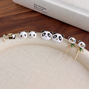Dettaglio set orecchini a forma di panda con foglie di bambù e smalto nero