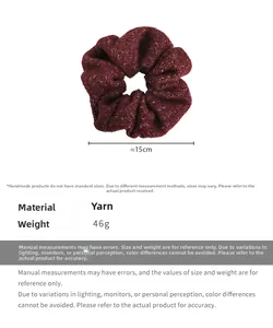Gros plan d'un chouchou en maille bordeaux de 15 cm avec une texture en tweed détaillée