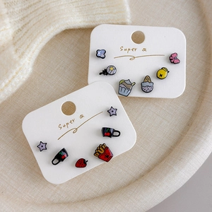 Détail de boucles d'oreilles mignonnes avec frites et fraises sur carte de présentation