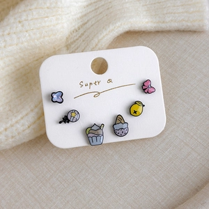 Détail d'un lot de 6 boucles d'oreilles en émail avec motifs cupcake et nœud sur carte