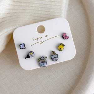 Détail du lot de 6 boucles d'oreilles en émail avec formes de glace et fleurs