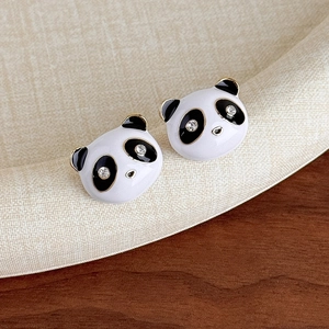Dettaglio orecchini a forma di panda in smalto bianco e nero con piccoli cristalli
