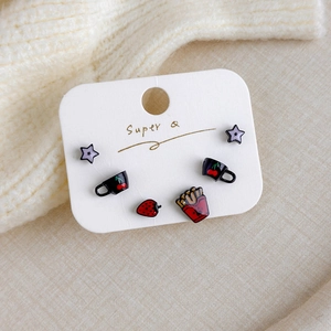 Vue macro de l'ensemble de 6 mini boucles d'oreilles avec étoiles, cerises et frites