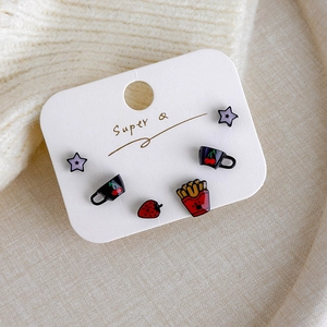 Détail d'un lot de 6 boucles d'oreilles avec frites et fraises sur carte de présentation