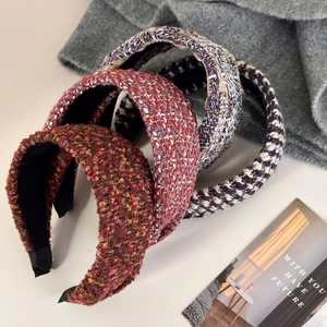 Gedetailleerde close-up van kleurrijke tweed hoofdbanden in diverse ruitpatronen voor de winter