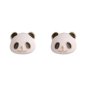Dettaglio orecchini a forma di panda in smalto bianco e nero su base in metallo dorato